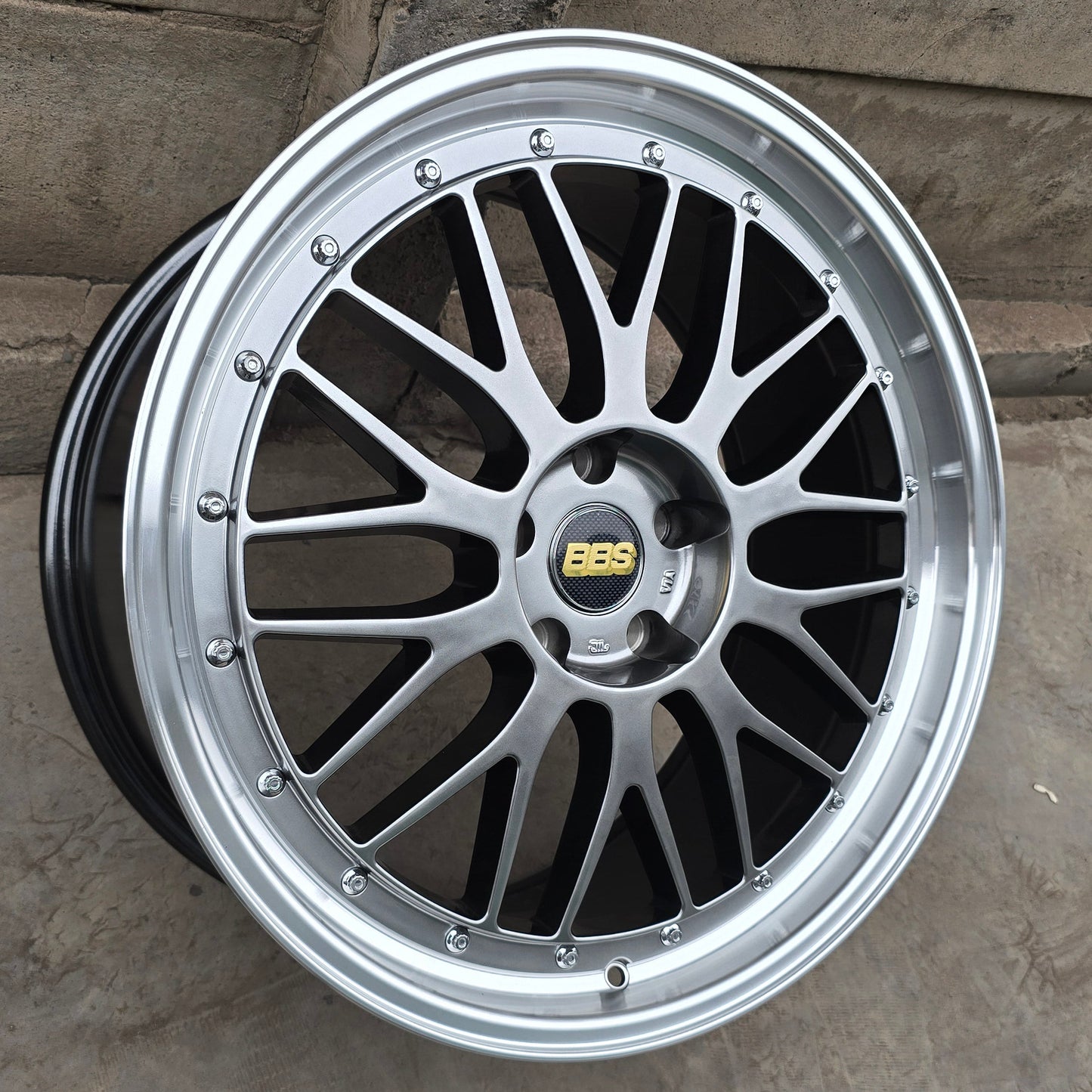 SET DE 4 LLANTAS BBS LM COLOR Grafito Metalizado con Aro Cromado. Aro 20 - 5x114. (LEVANNA)