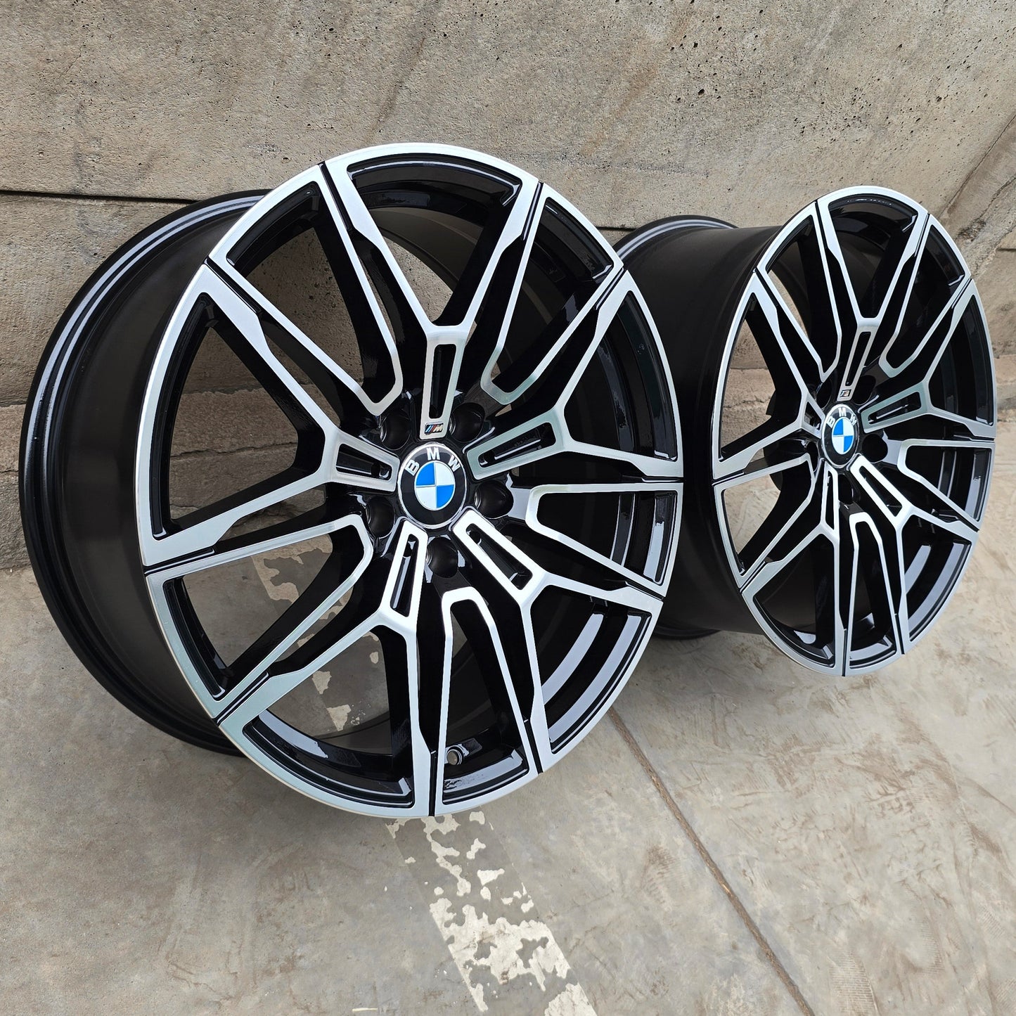 SET DE 4 LLANTAS BMW ASIMETRICAS. Aro 19 - 5x120. Color Negro  . (H3079F)