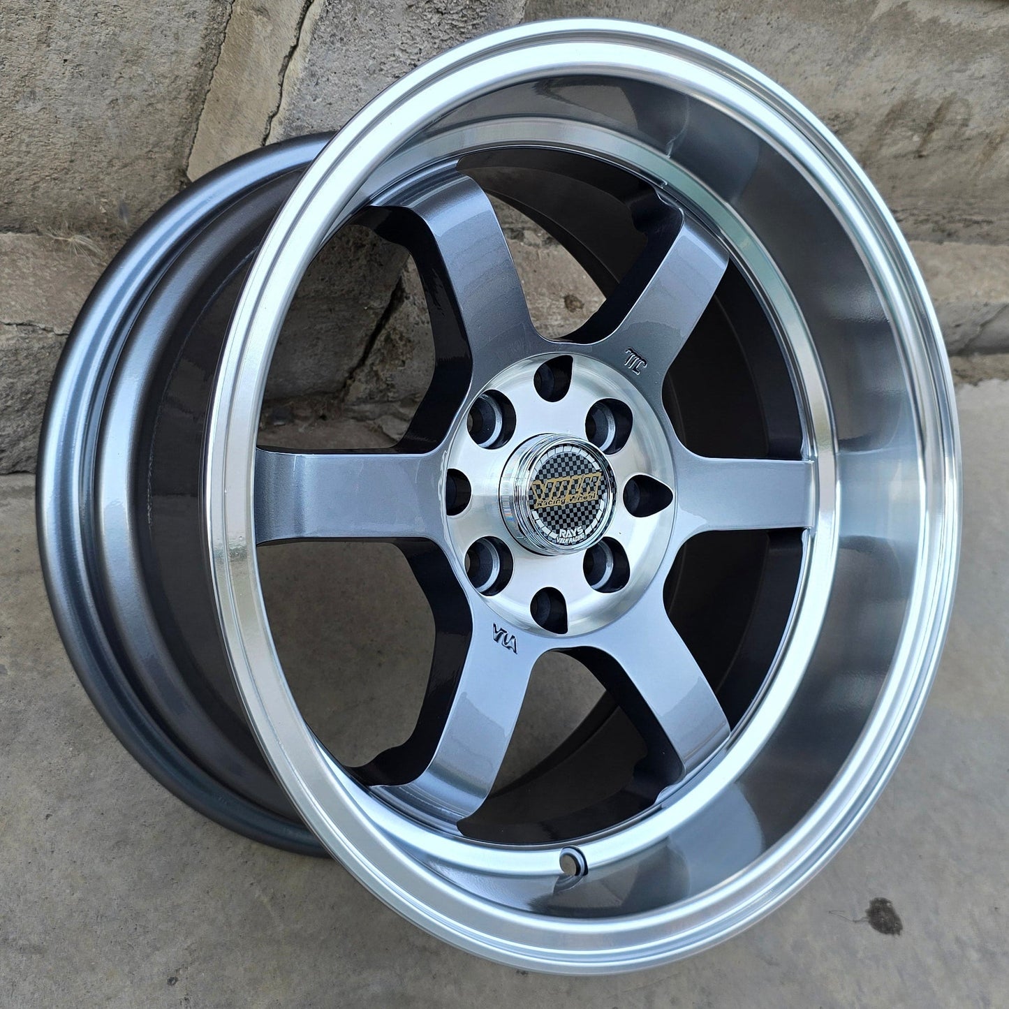 SET DE 4 LLANTAS VOLK TE37V. Aro 15 - 4x100, 4x114. Doble Apernadura. Color Grafito Aro Cromado. (664)