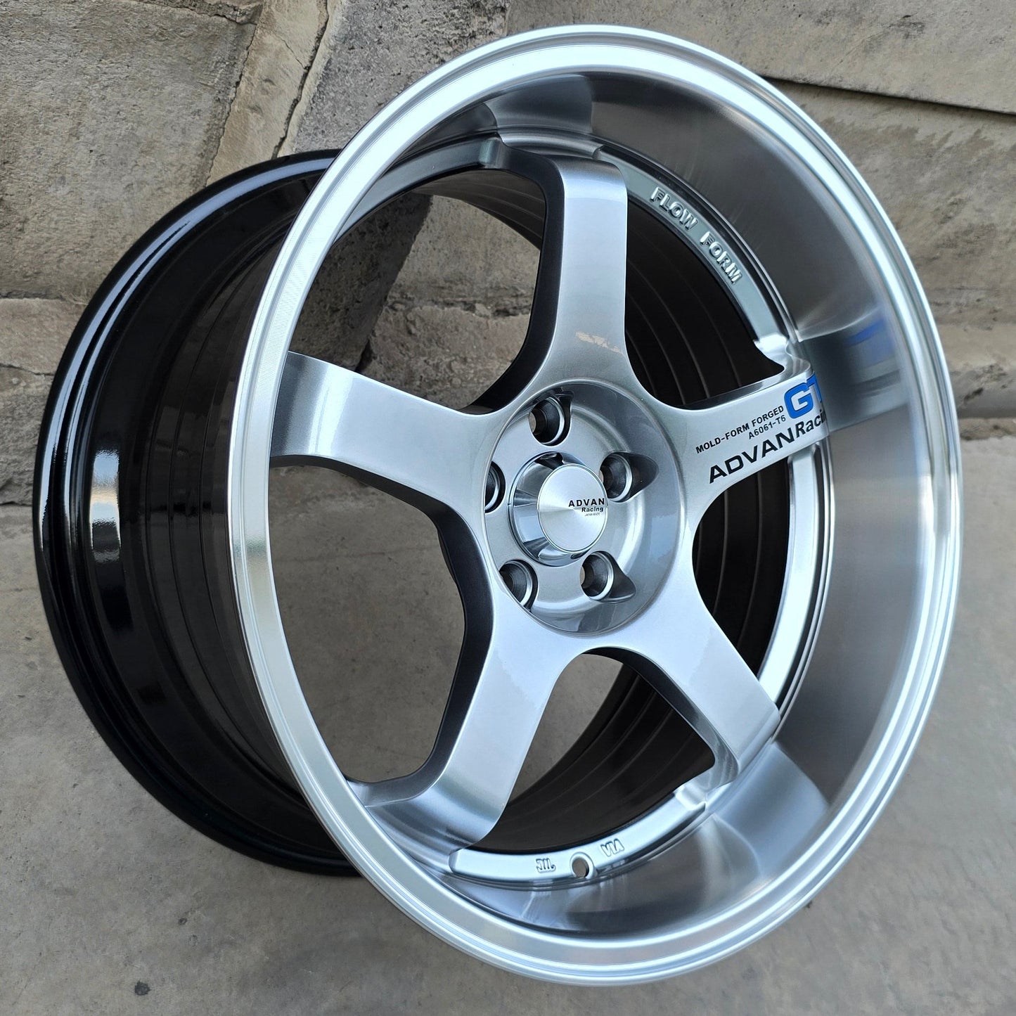 SET DE 4 LLANTAS ADVAN GT. Aro 17 - 5x100. Color Grafito Metalizado. (512)