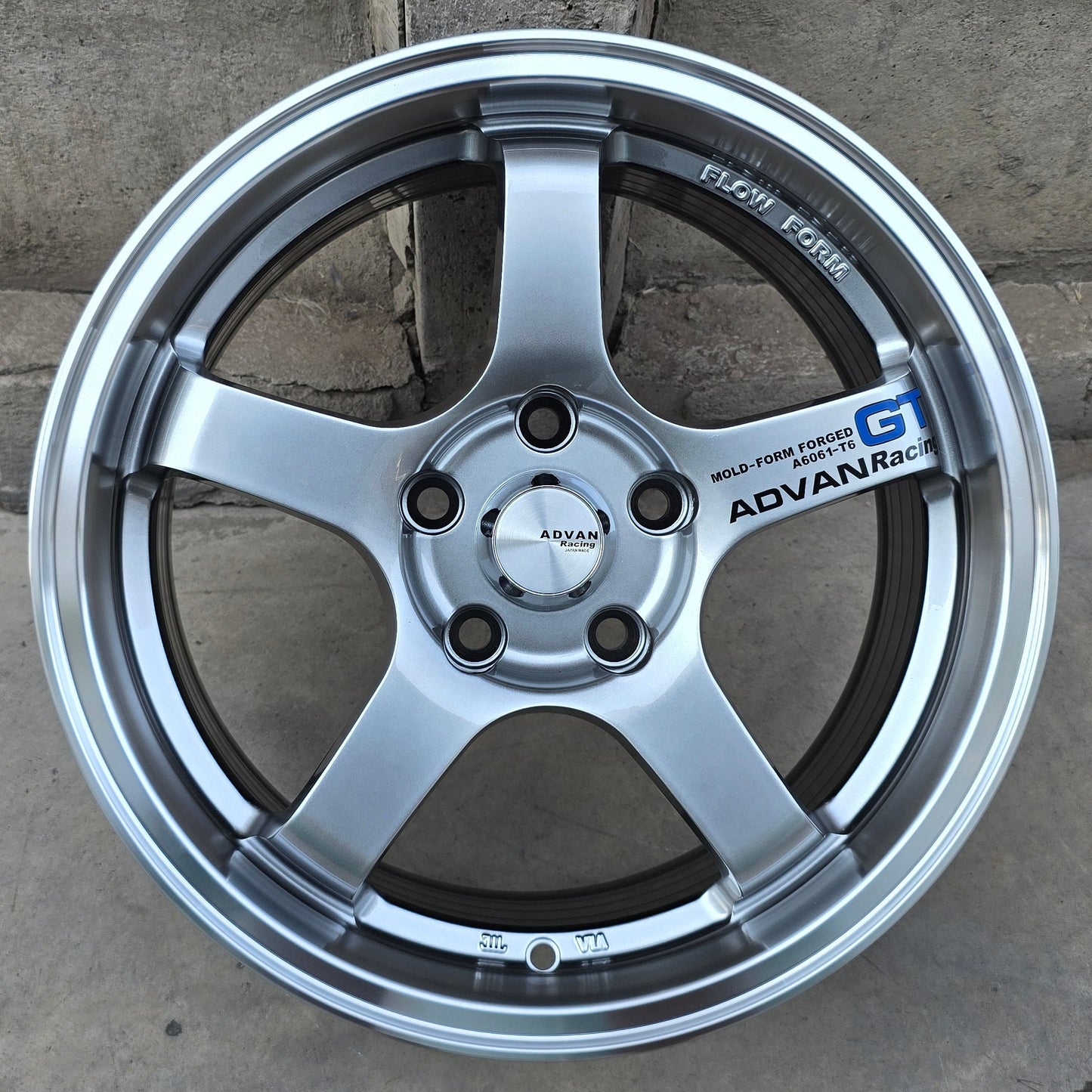 SET DE 4 LLANTAS ADVAN GT. Aro 16 - 5x108. Color Grafito Metalizado. (512)