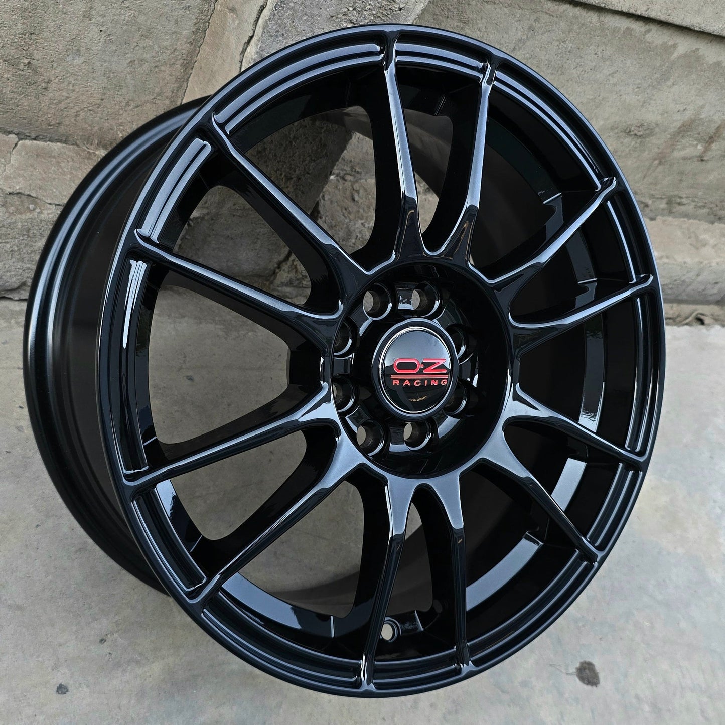 SET DE 4 LLANTAS OZ ULTRA LIGERA. Aro 16 - 4x100, 4x108. Doble Apernadura. Color Negro. (106)