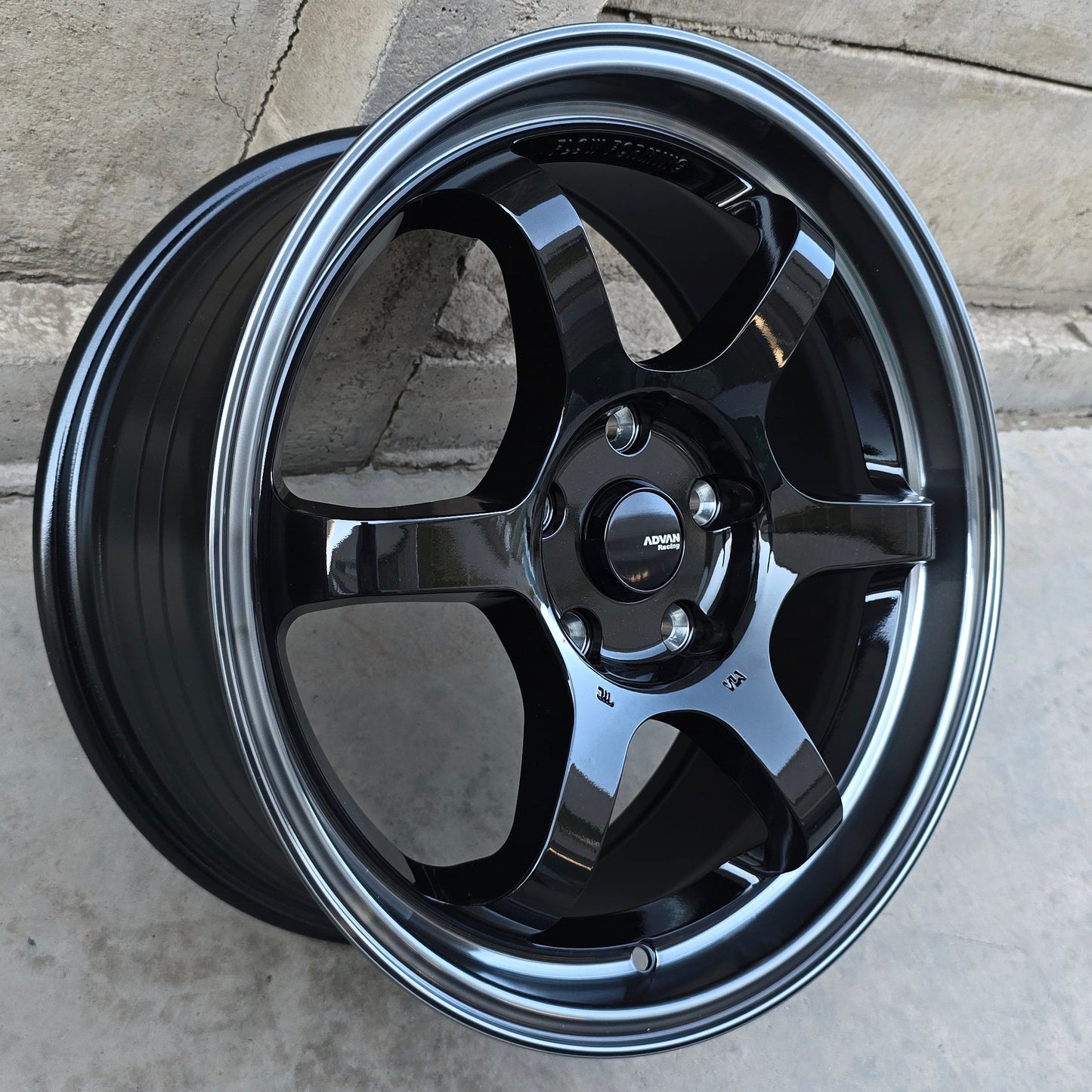 SET DE 4 LLANTAS ADVAN RACING R6. Aro 17 - 5x114 . Color Negro Aro Grafito. (RGWG12FF)