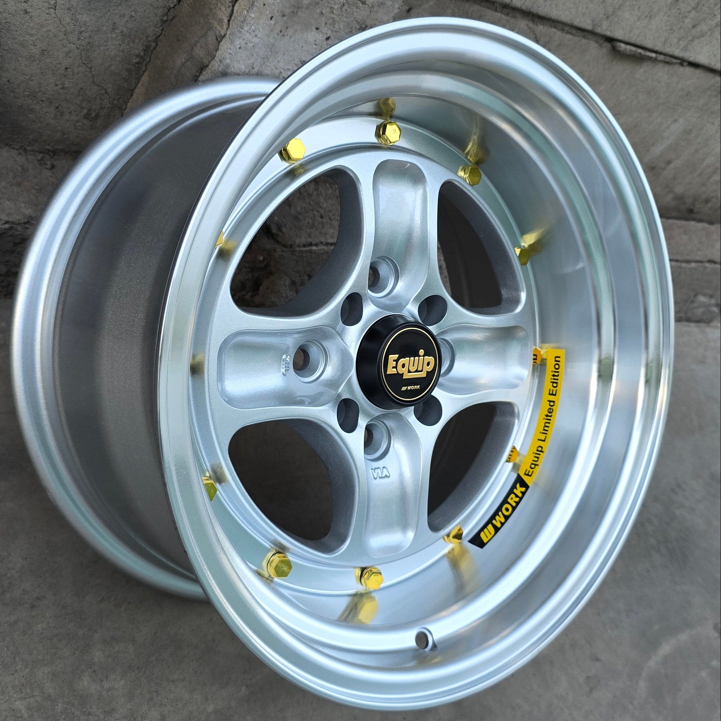 SET DE 4 LLANTAS WORK EQUIP. Aro 15 - 4x100, 4x114. Doble Apernadura. Color Plateado. (403)