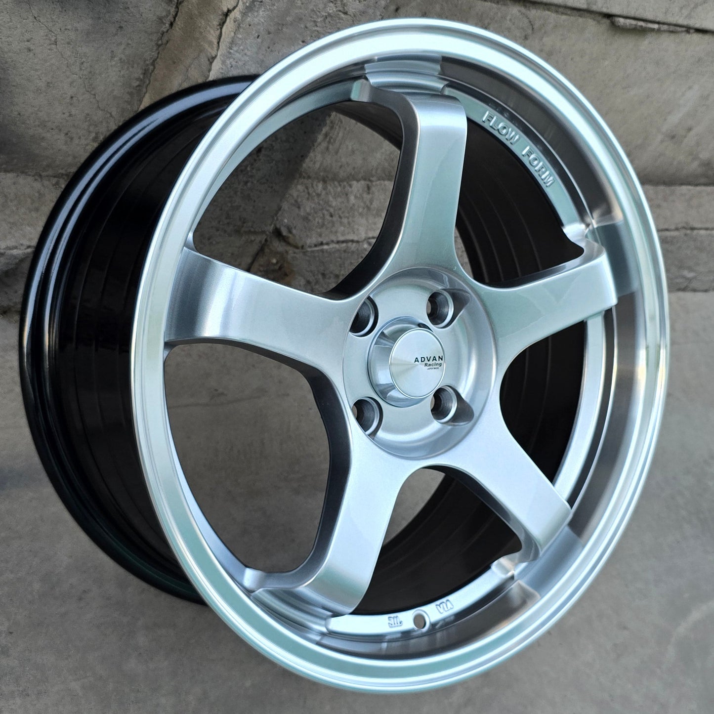 SET DE 4 LLANTAS ADVAN GT. Aro 16 - 4x100. Color Grafito Metalizado. (512)