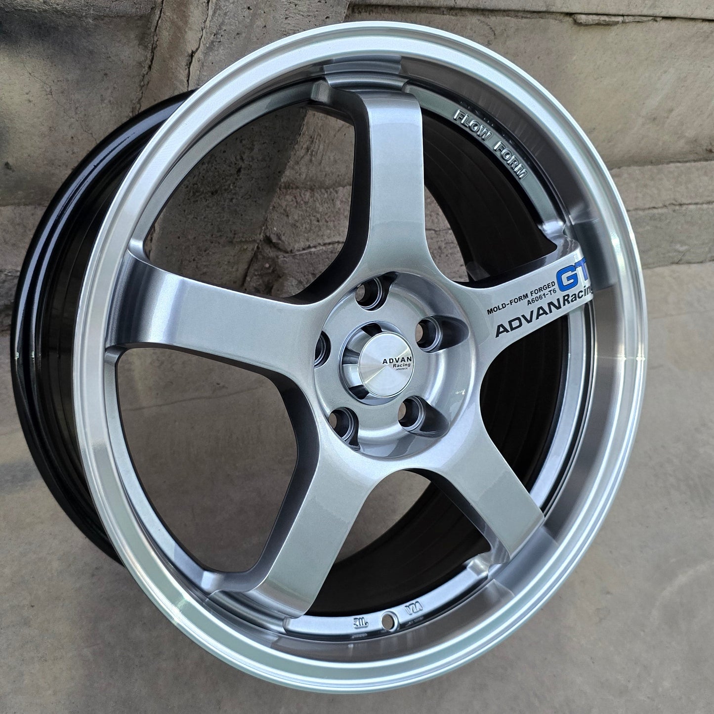 SET DE 4 LLANTAS ADVAN GT. Aro 17 - 5x108. Color Grafito Metalizado. (512)