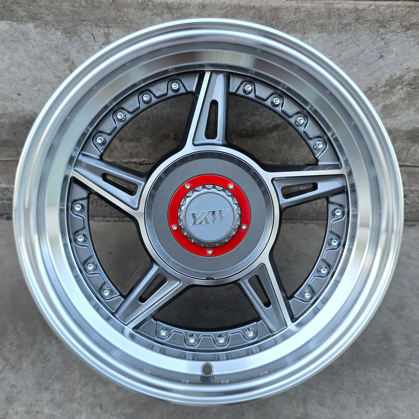 SET DE 4 LLANTAS DESPLAZADA. Aro 15 - 4x100, 4x108. Doble Apernadura. Color Grafito Aro Cromado. (5663)