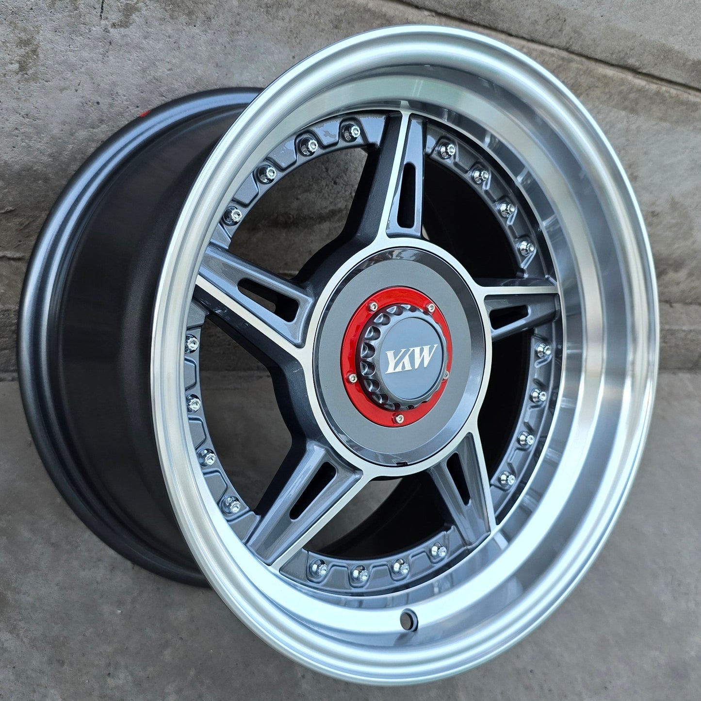 SET DE 4 LLANTAS DESPLAZADA. Aro 15 - 4x100, 4x108. Doble Apernadura. Color Grafito Aro Cromado. (5663)