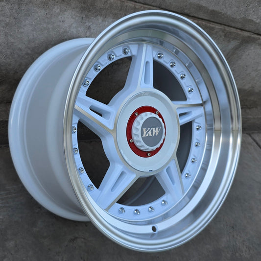 SET DE 4 LLANTAS DESPLAZADA. Aro 15 - 4x100, 5x100. Doble Apernadura. Color Blanco Aro Cromado. (5663)