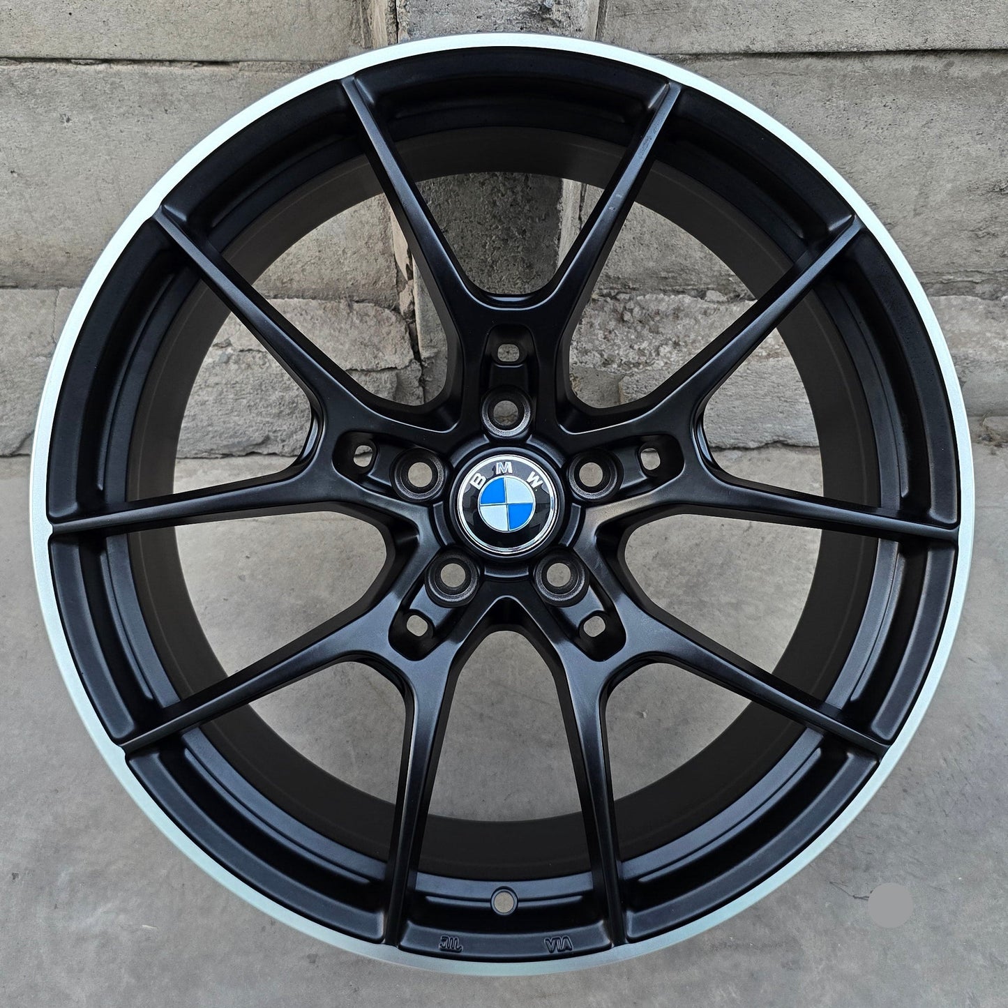SET DE 4 LLANTAS BMW. Aro 19 - 5x112. Color Negro Linea Cromada. (ZKX303)
