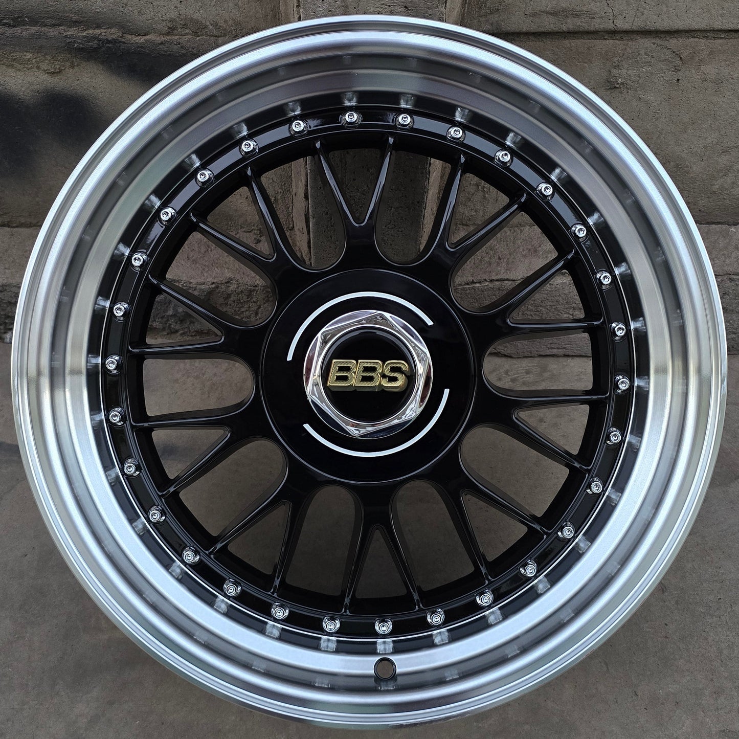 SET DE 4 LLANTAS BBS LM. Aro 17 - 4x100, 4x108. Doble apernadura. Color Negro Aro Cromado (7031)