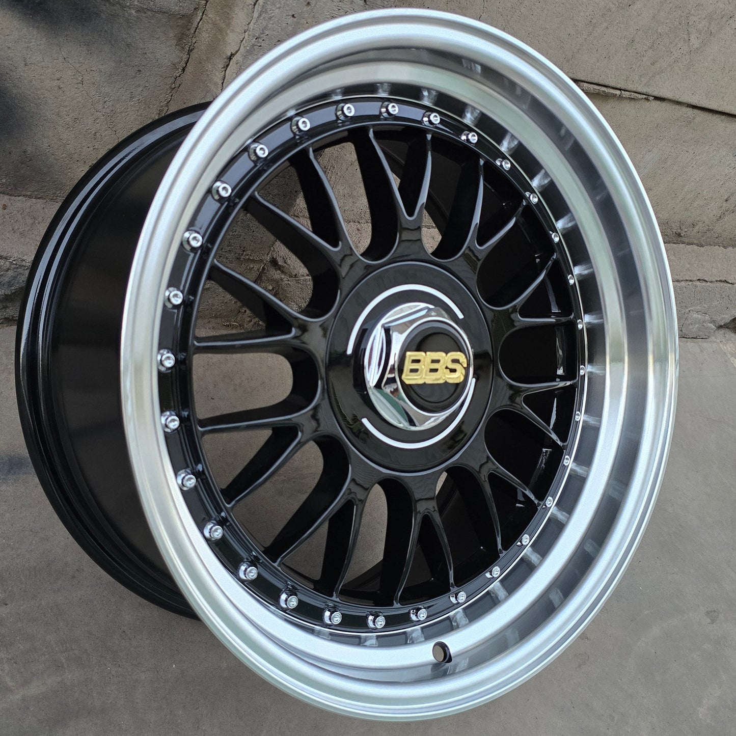 SET DE 4 LLANTAS BBS LM. Aro 17 - 4x100, 4x108. Doble apernadura. Color Negro Aro Cromado (7031)