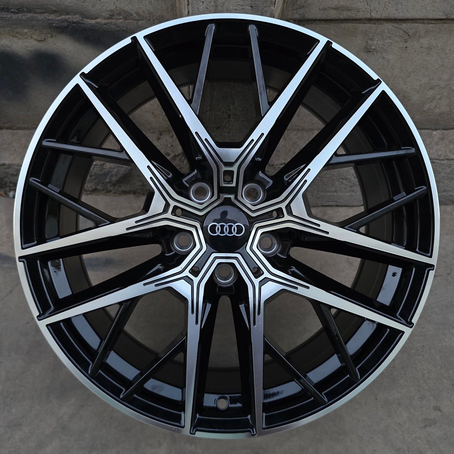 SET DE 4 LLANTAS AUDI *. Aro 18 - 5x112. Color Cromado Fondo Negro. (B2050)