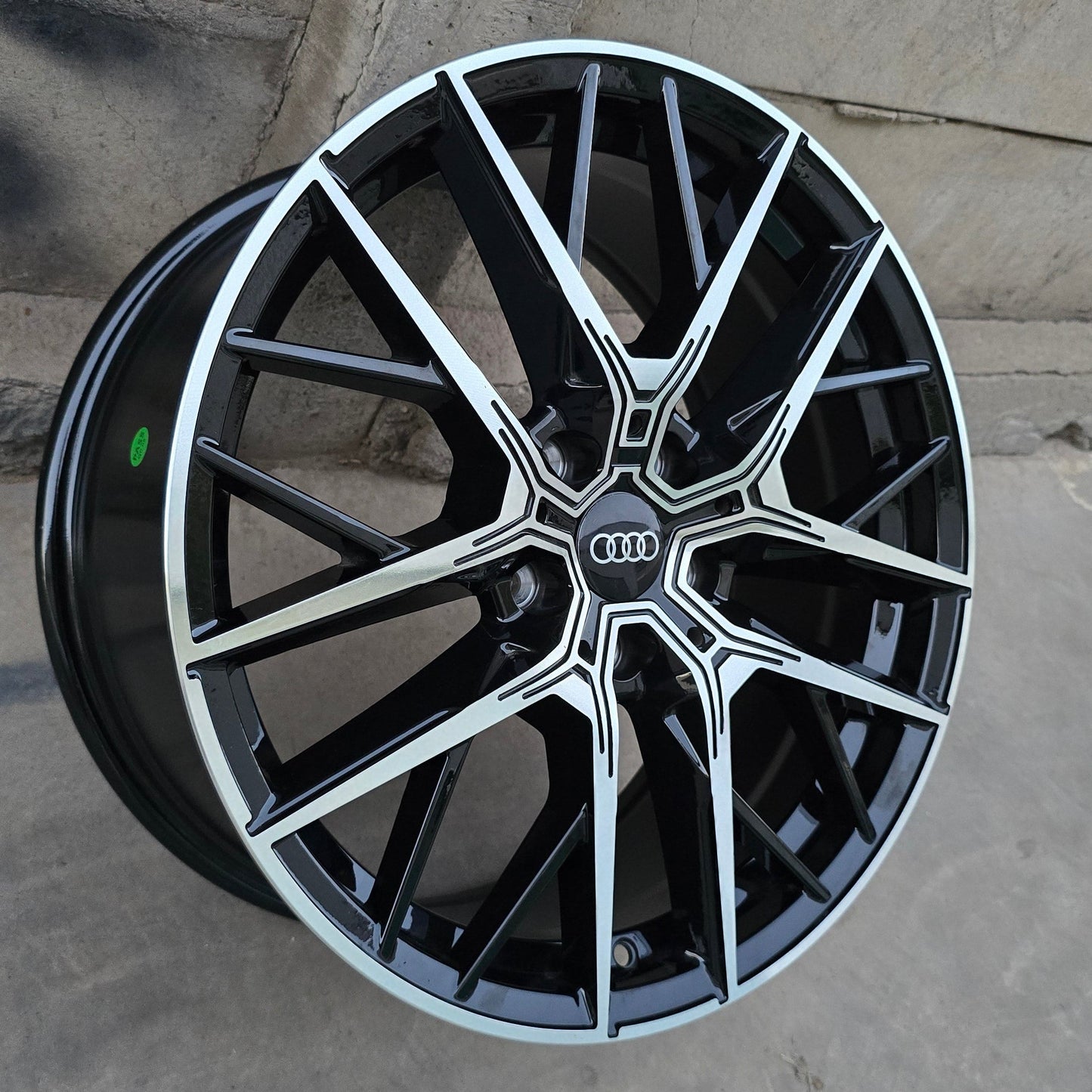 SET DE 4 LLANTAS AUDI *. Aro 18 - 5x112. Color Cromado Fondo Negro. (B2050)