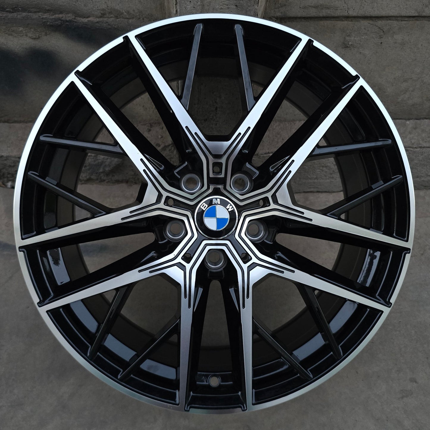 SET DE 4 LLANTAS BMW. Aro 18 - 5x120. Color Cromado Fondo Negro. (B2050)