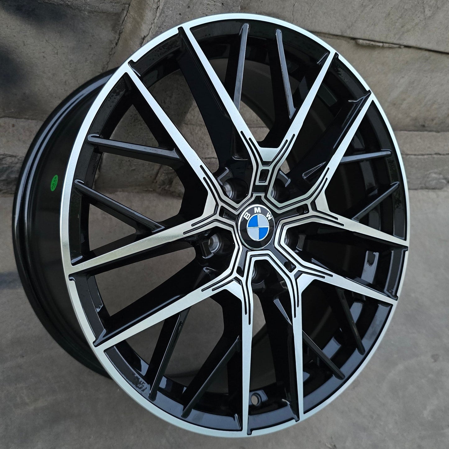 SET DE 4 LLANTAS BMW. Aro 18 - 5x120. Color Cromado Fondo Negro. (B2050)