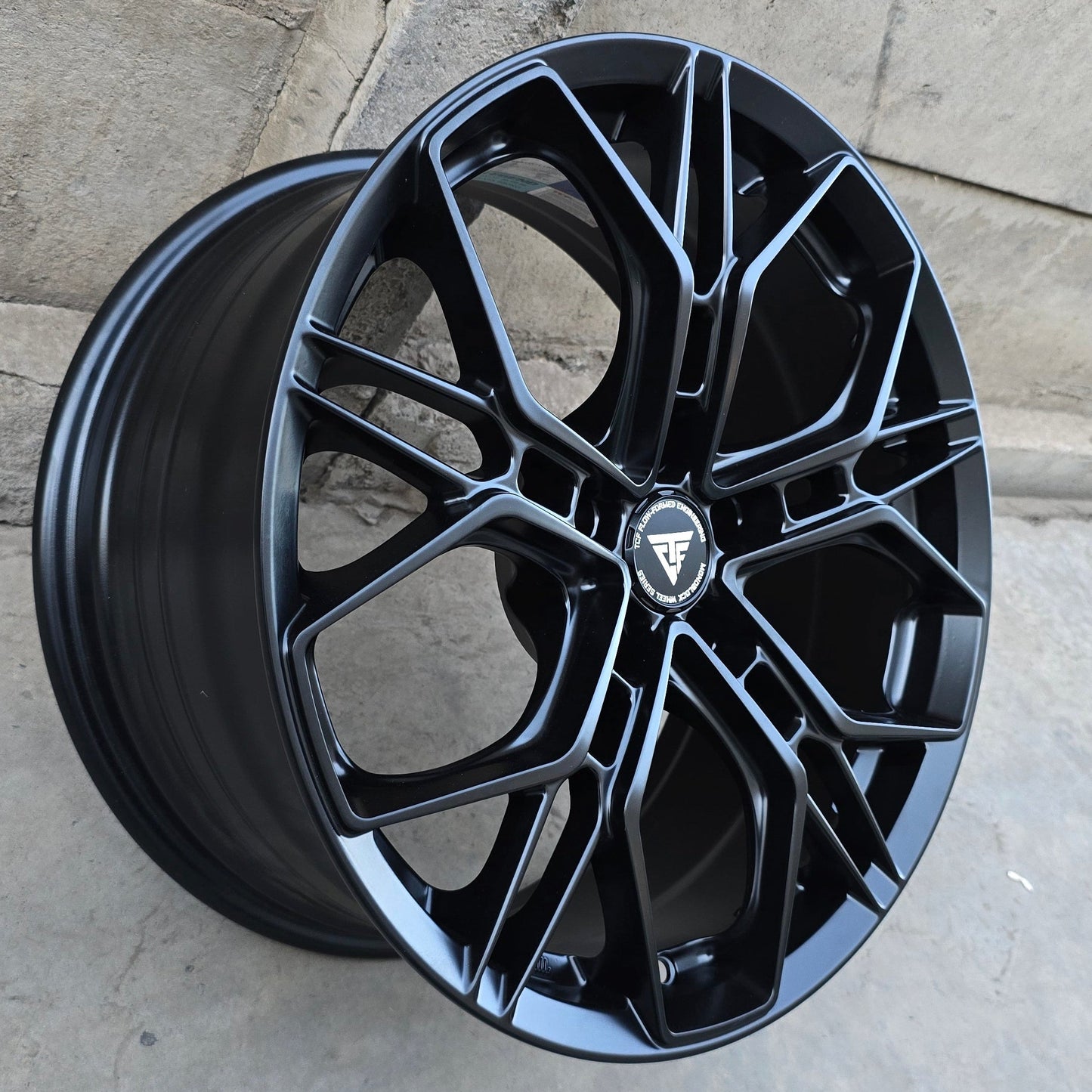 SET DE 4 LLANTAS FLOW FORM. Aro 18 - 5x112. Color Negro. (TCFP01)