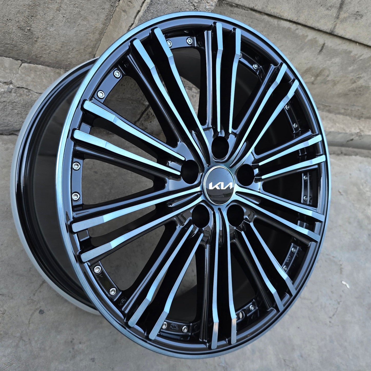 SET DE 4 LLANTAS KIA. Aro 18 - 5x114. Color Cromado Fondo Negro. (5996)