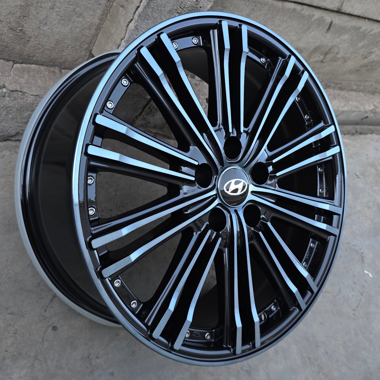 SET DE 4 LLANTAS HYUNDAI. Aro 18 - 5x114. Color Cromado Fondo Negro. (5996)