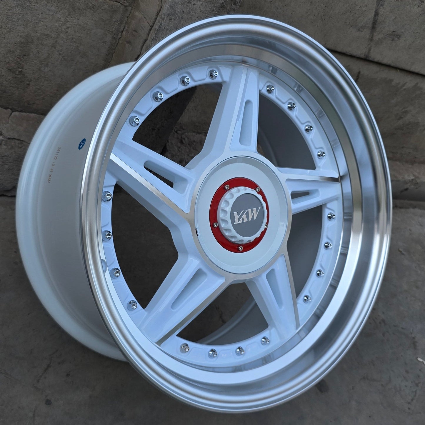 SET DE 4 LLANTAS DESPLAZADA. Aro 17 - 4x100, 4x108. Doble Apernadura. Color Blanco Aro Cromado. (7663)