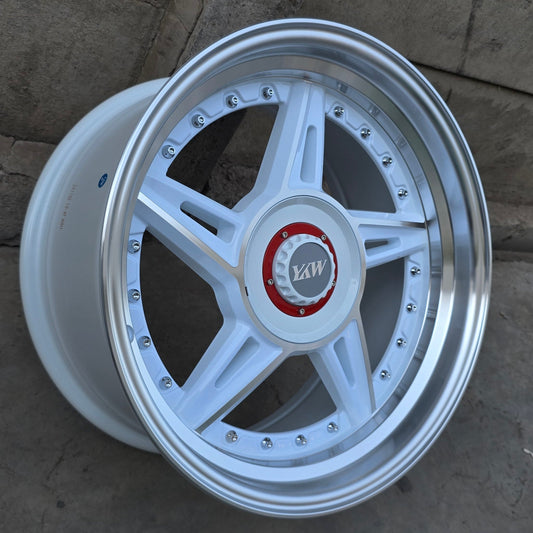 SET DE 4 LLANTAS DESPLAZADA. Aro 17 - 4x100, 4x108. Doble Apernadura. Color Blanco Aro Cromado. (7663)