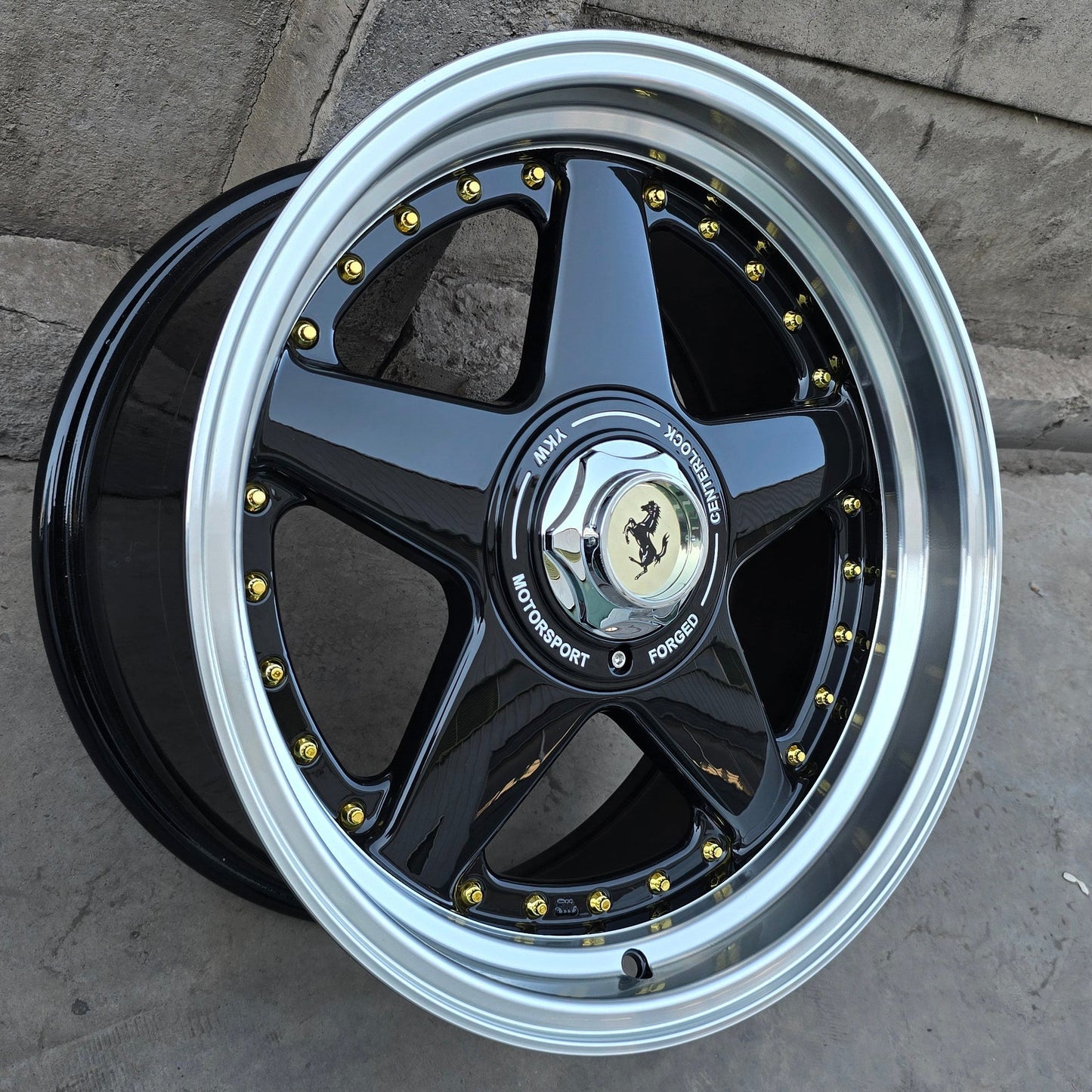 SET DE 4 LLANTAS FERRARI *. Aro 17 - 5x112, 5x120. Doble Apernadura. Color Negro Aro Cromado. (YKW7666R)