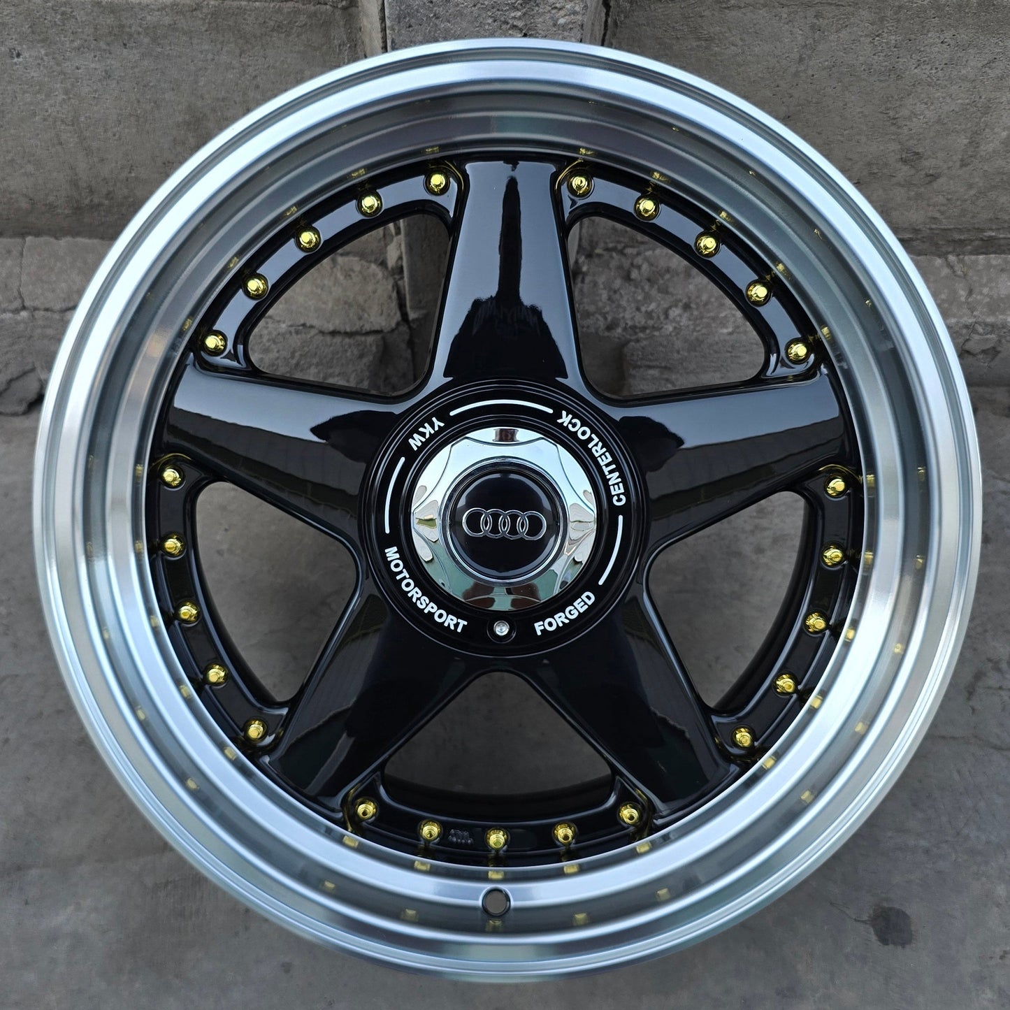 SET DE 4 LLANTAS AUDI *. Aro 17 - 5x112, 5x120. Doble Apernadura. Color Negro Aro Cromado. (YKW7666R)