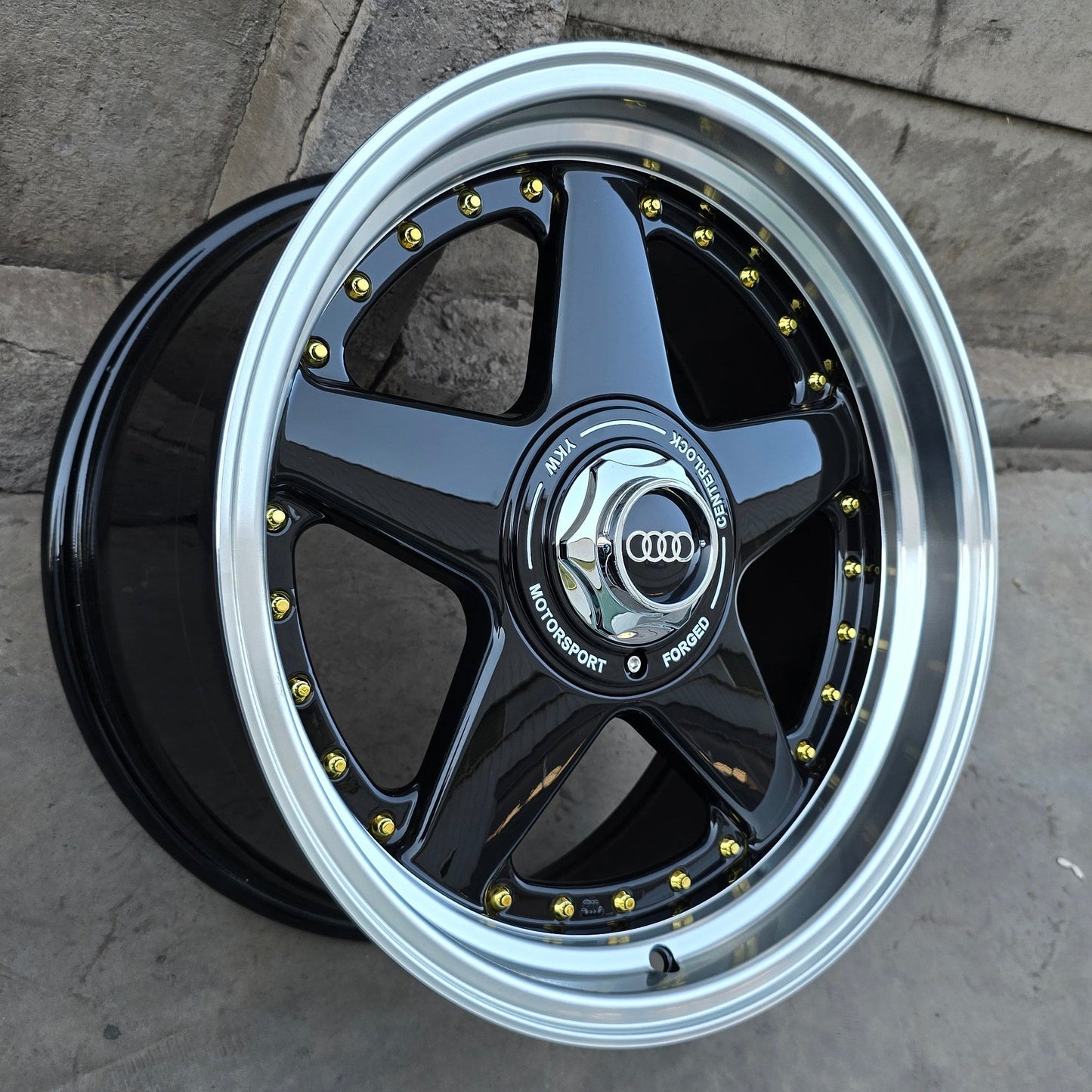 SET DE 4 LLANTAS AUDI *. Aro 17 - 5x112, 5x120. Doble Apernadura. Color Negro Aro Cromado. (YKW7666R)