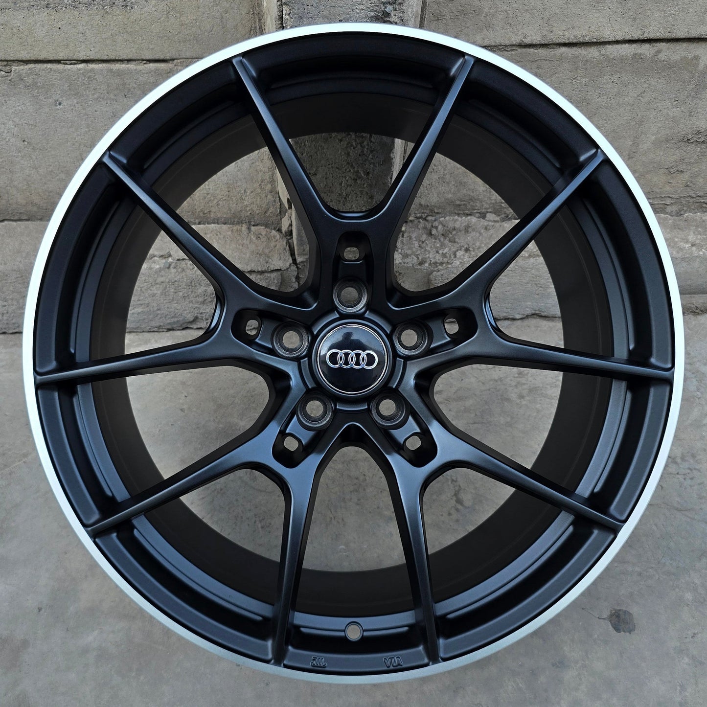 SET DE 4 LLANTAS AUDI *. Aro 19 - 5x112. Color Negro. (ZKX303)