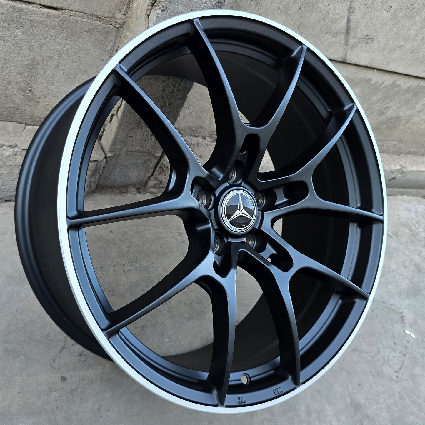 SET DE 4 LLANTAS MERCEDES *. Aro 19 - 5x112. Color Negro. (ZKX303)