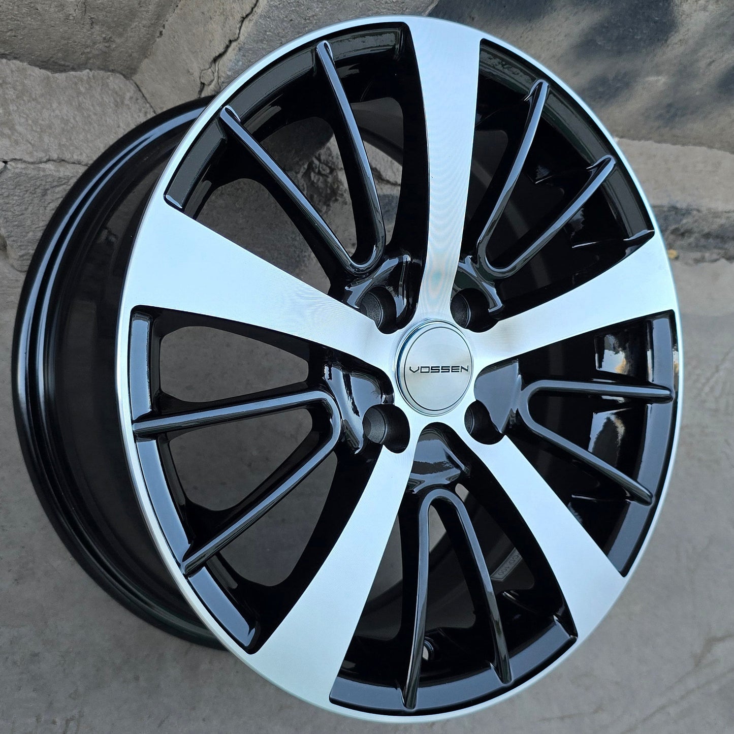 SET DE 4 LLANTAS VOSSEN. Aro 15 - 4x100. Color Cromado Fondo Negro. (239).