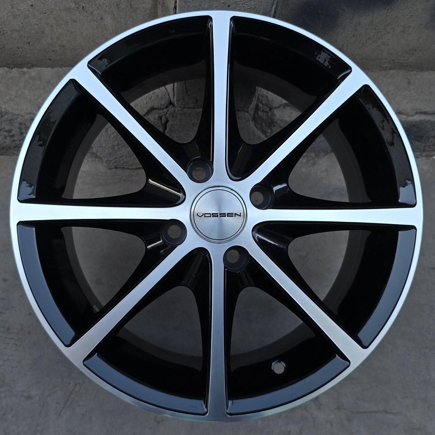 SET DE 4 LLANTAS VOSSEN. Aro 15 - 4x100. Color Cromado Fondo Negro. (804).