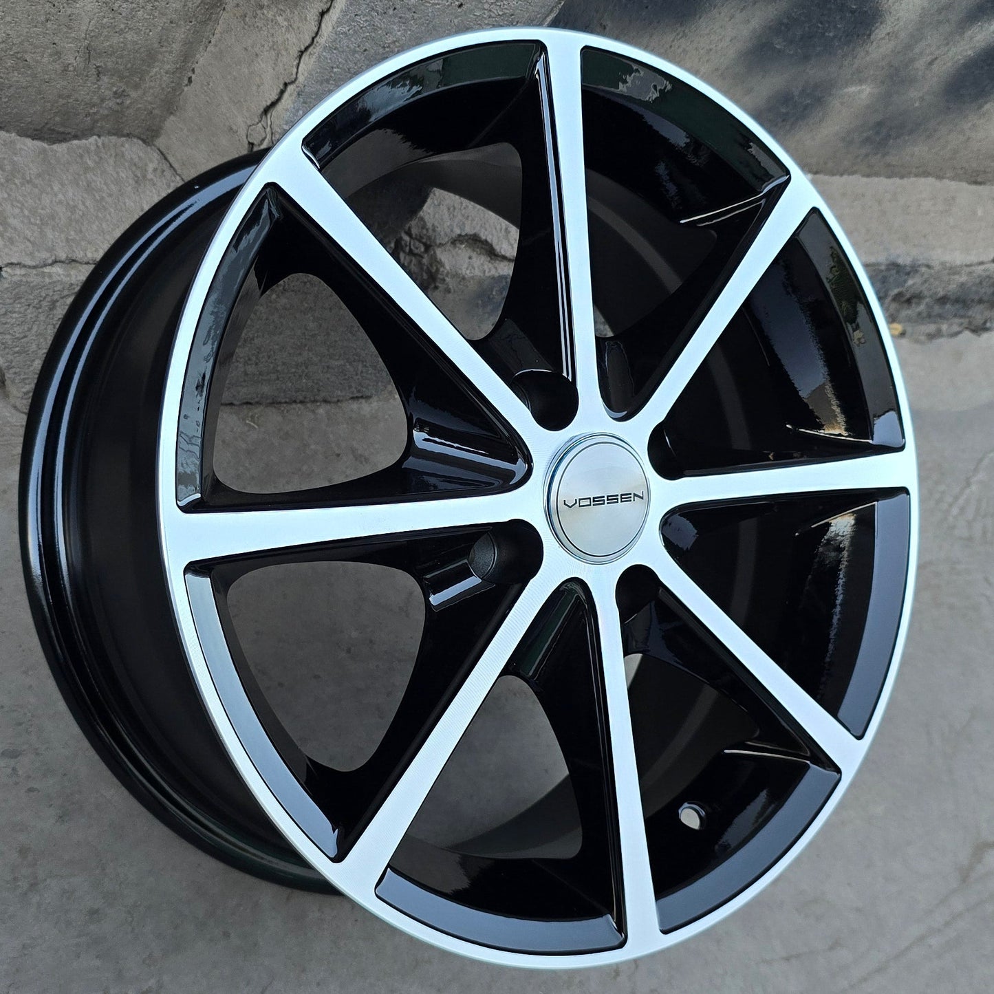 SET DE 4 LLANTAS VOSSEN. Aro 15 - 4x100. Color Cromado Fondo Negro. (804).