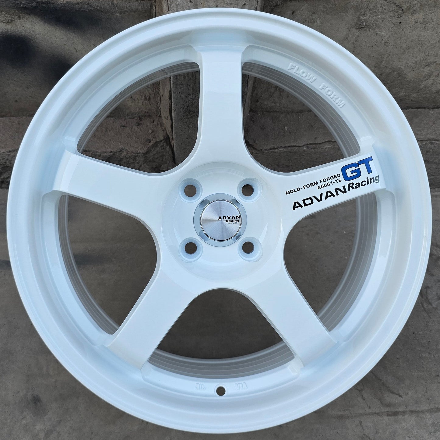 SET DE 4 LLANTAS ADVAN GT. Aro 17 - 4x100. Color Blanco. (512)