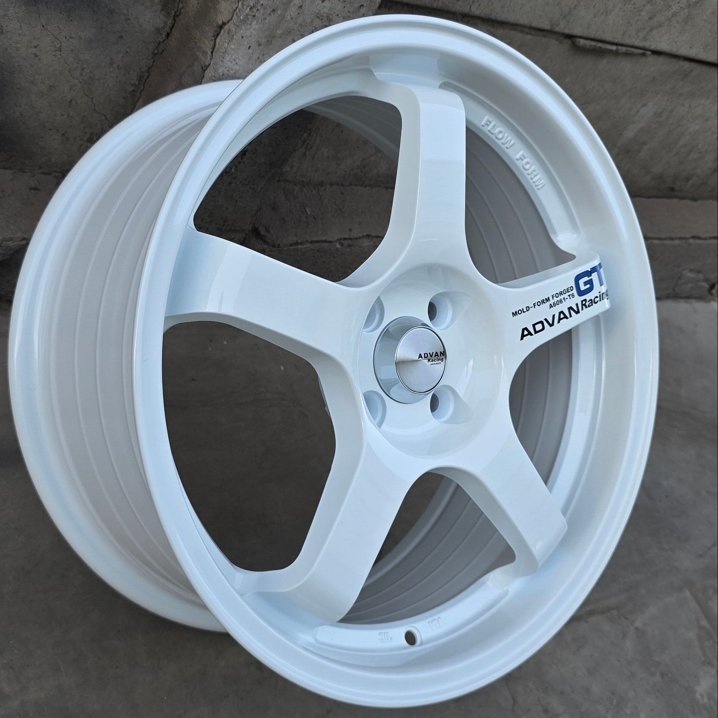 SET DE 4 LLANTAS ADVAN GT. Aro 17 - 4x100. Color Blanco. (512)