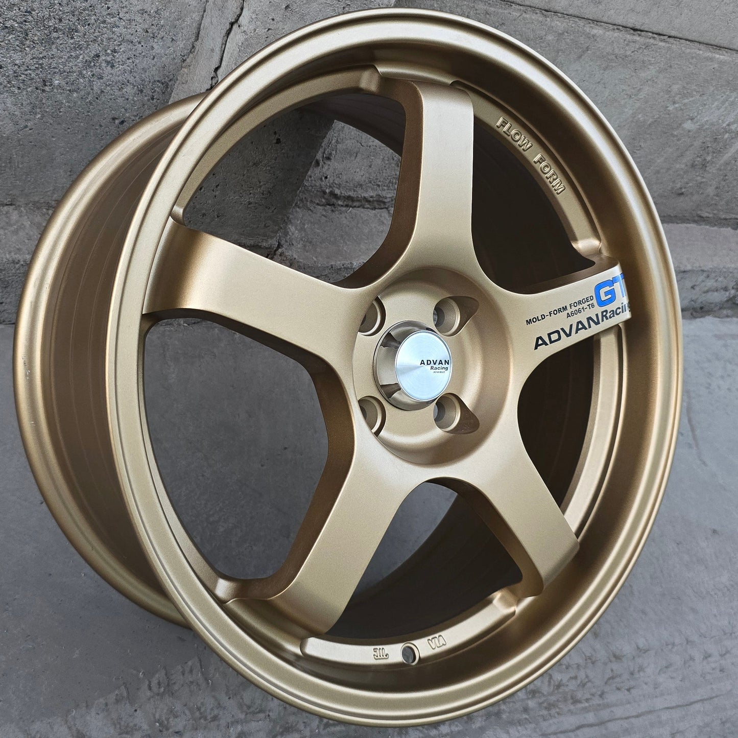 SET DE 4 LLANTAS ADVAN GT. Aro 17 - 4x100. Color Dorado. (512)