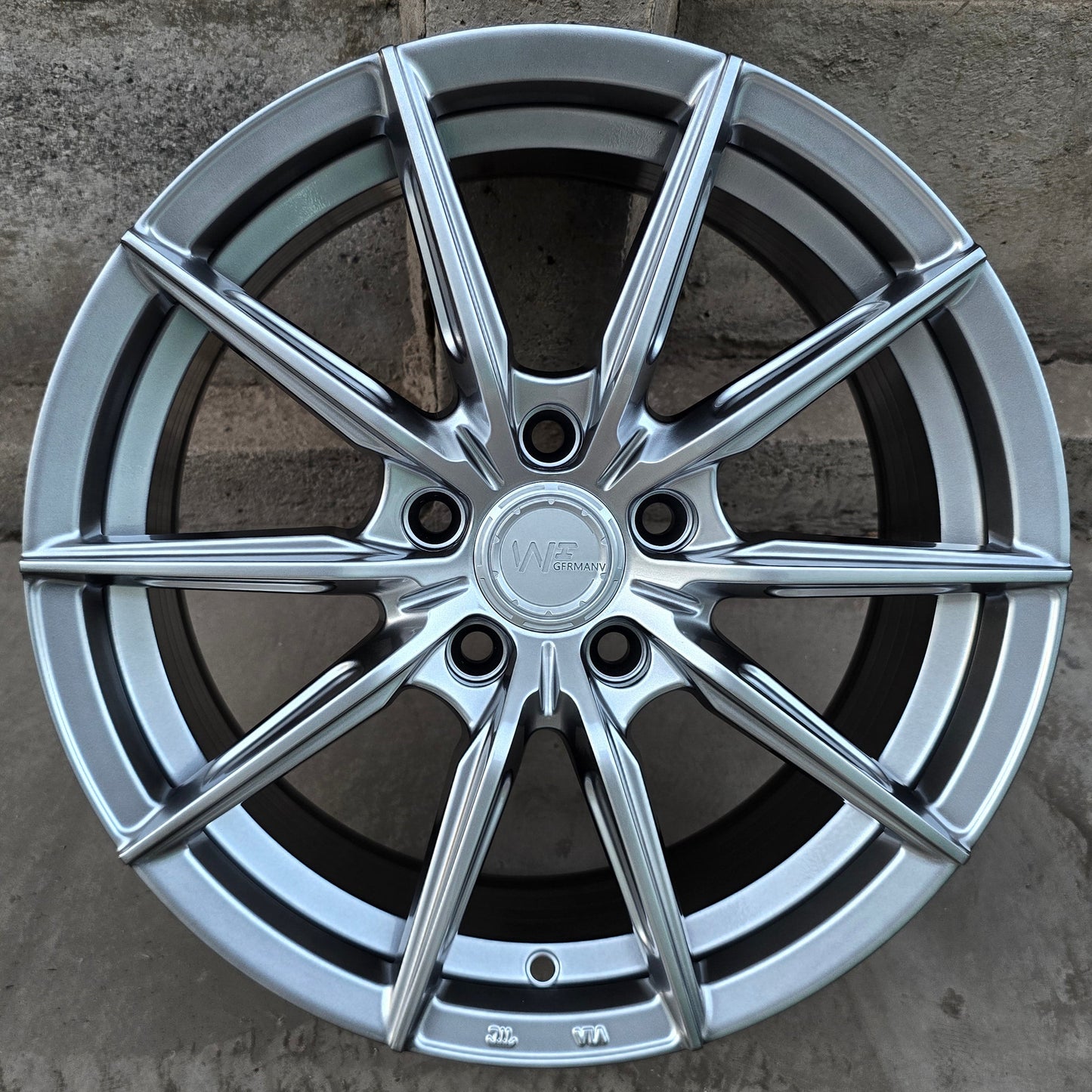 SET DE 4 LLANTAS WI GERMANY. Aro 16 - 5x108. Color Grafito Metalizado. (515)