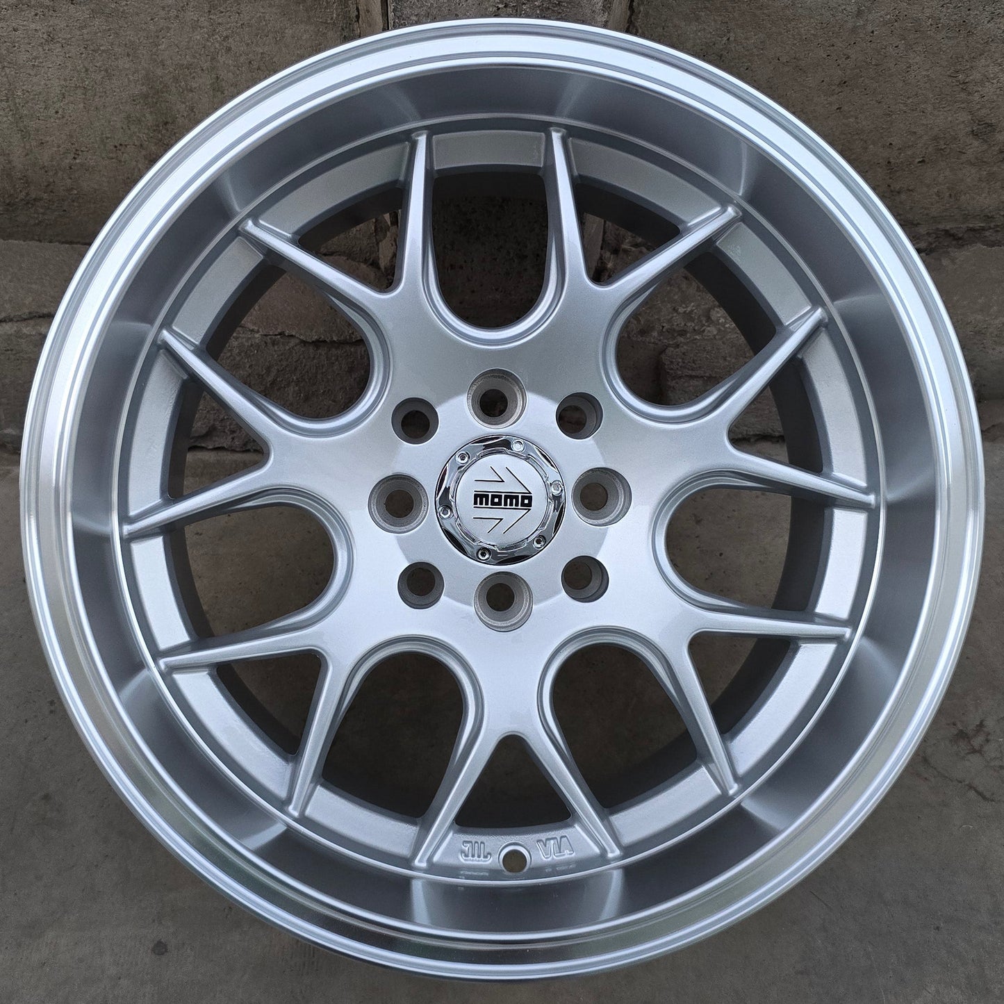 SET DE 4 LLANTAS MOMO. Aro 15 - 4x100, 4x114. Doble Apernadura. Color Plateado. (LH1024)