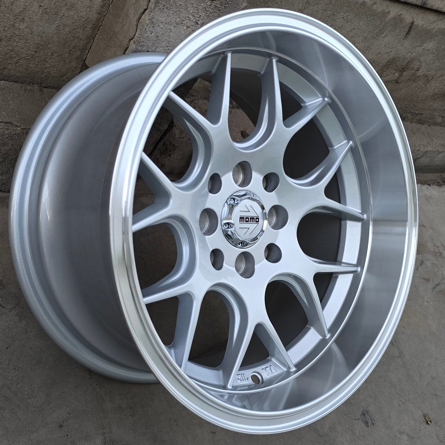 SET DE 4 LLANTAS MOMO. Aro 15 - 4x100, 4x114. Doble Apernadura. Color Plateado. (LH1024)