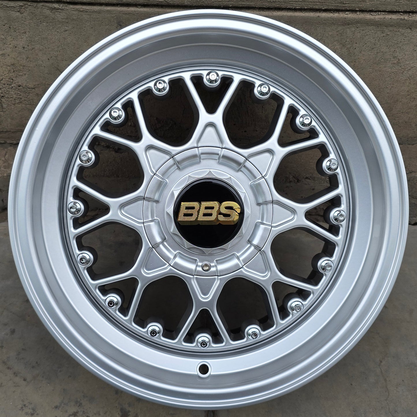 SET DE 4 LLANTAS BBS. Aro 15 - 4x100, 4x114. Doble Apernadura. Color Plateado. (15E8001C)