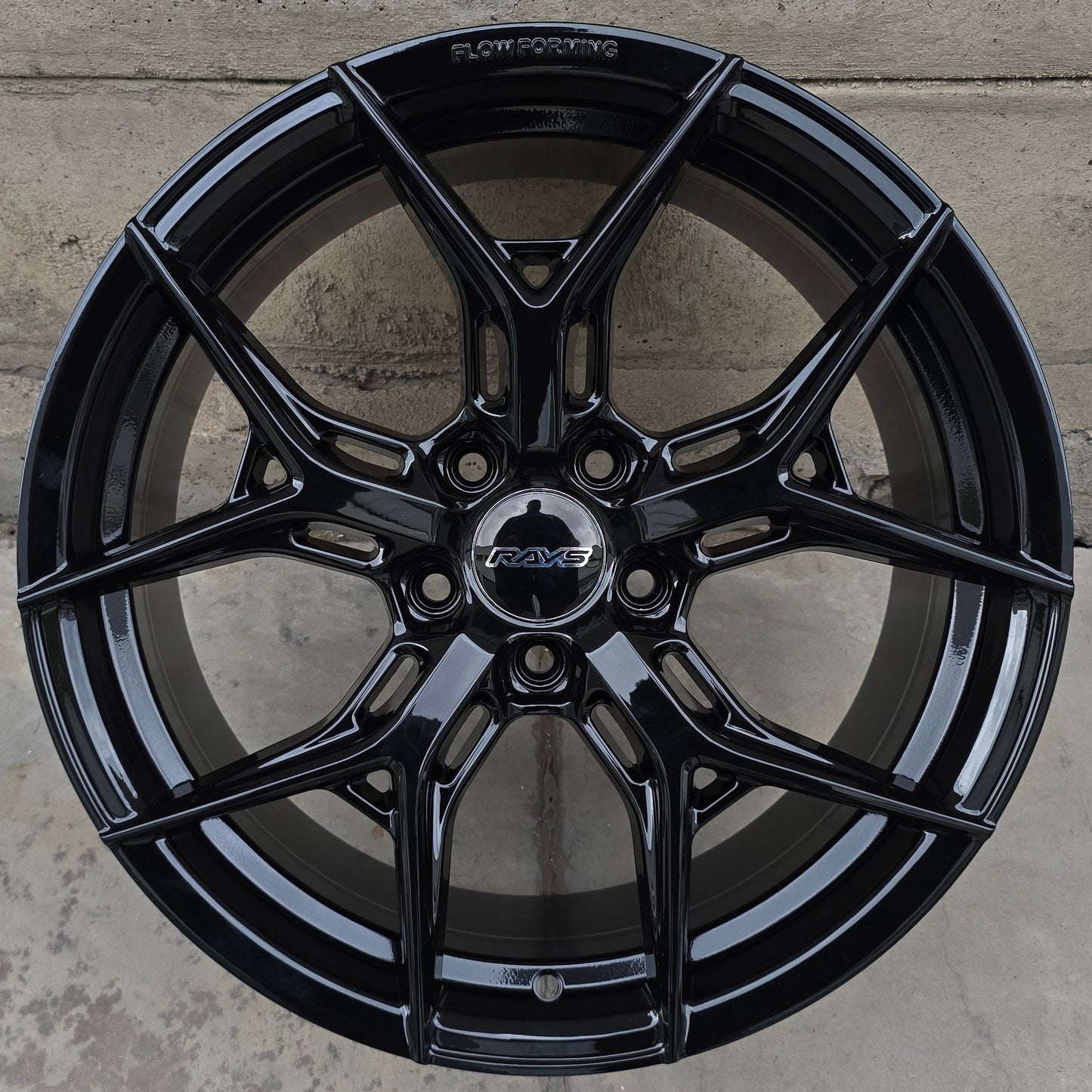 SET DE 4 LLANTAS RAYS. Aro 18 - 5x112. Color Negro. (RGW018FF)