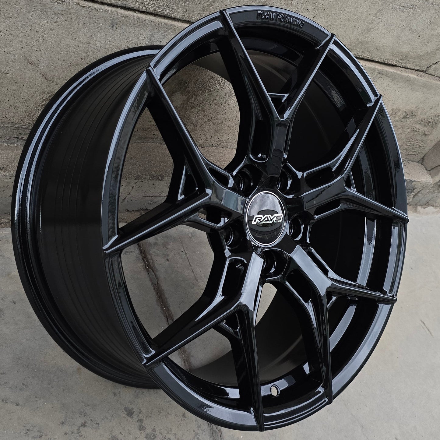 SET DE 4 LLANTAS RAYS. Aro 18 - 5x112. Color Negro. (RGW018FF)