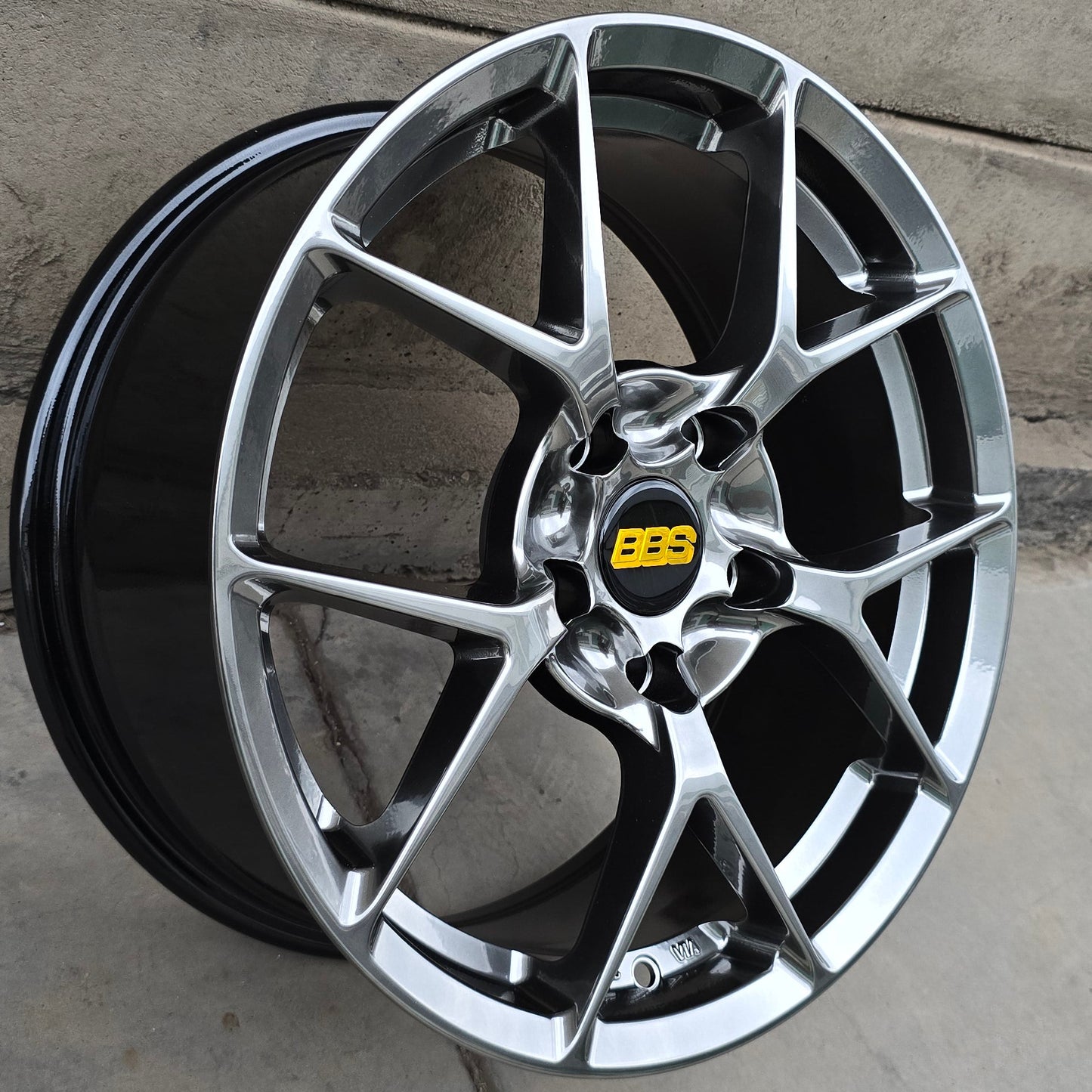 SET DE 4 LLANTAS BBS FIR. Aro 16 - 5x114. Color Grafito Metalizado. (RGW5893)