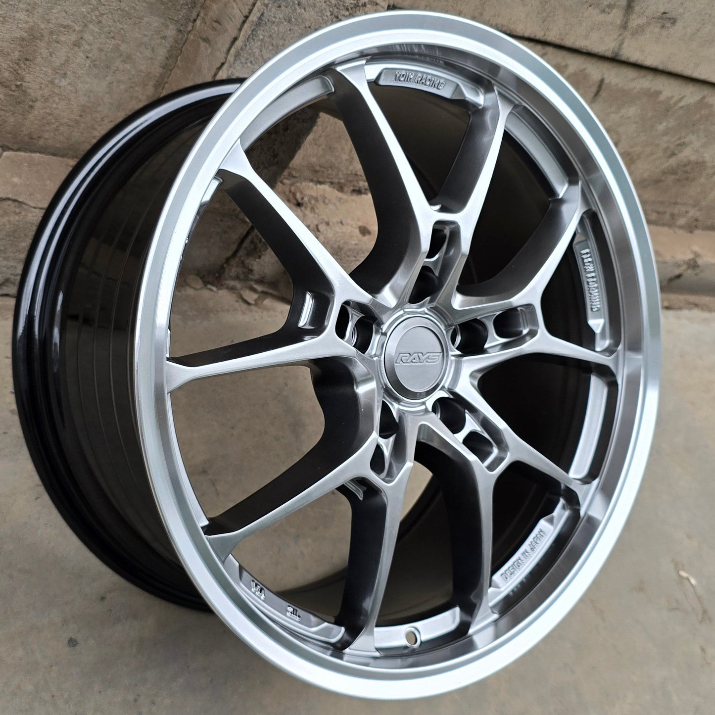SET DE 4 LLANTAS RAYS COLOR Grafito Metalizado. Aro 18 - 5x114 (RGW023FF)