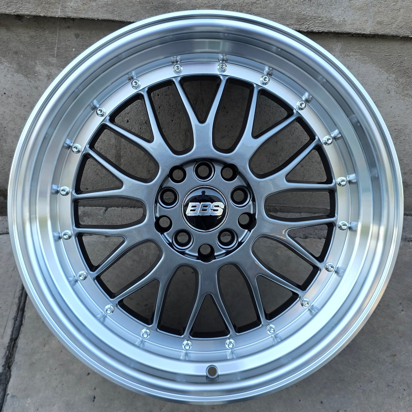 SET DE 4 LLANTAS BBS LM. Aro 17 - 5x100, 5x114. Doble Apernadura. Color Grafito Aro Cromado. (BBSLM)