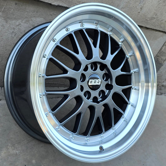 SET DE 4 LLANTAS BBS LM. Aro 17 - 5x100, 5x114. Doble Apernadura. Color Grafito Aro Cromado. (BBSLM)