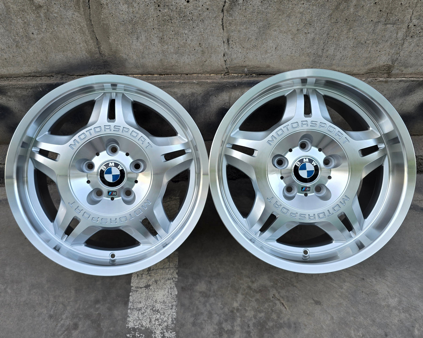 SET DE 4 LLANTAS BMW MOTOSPORT ASIMÉTRICAS. COLOR Plateado. Aro 17- 5x120 (713)