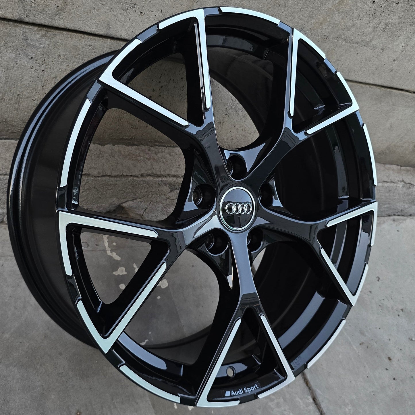 SET DE 4 LLANTAS AUDI COLOR Cromado Fondo Negro. Aro 17 - 5x112 (6131)