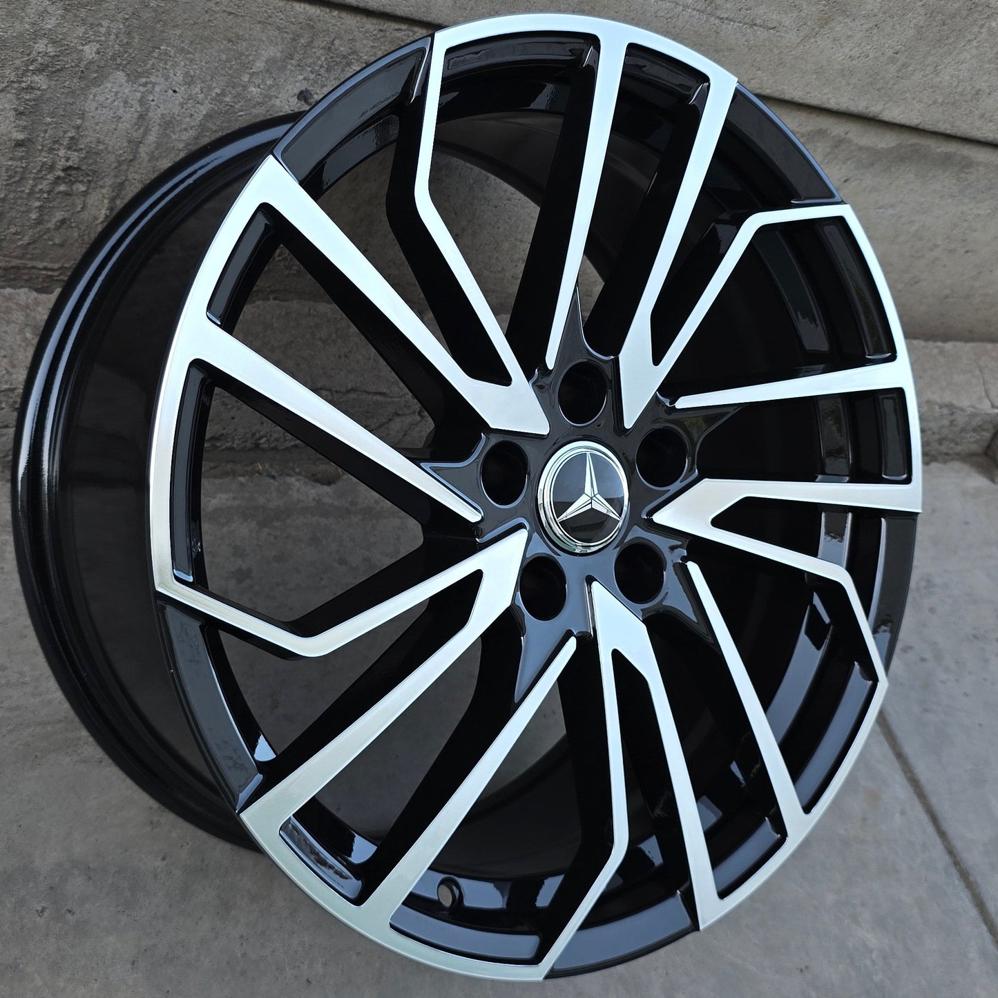 SET DE 4 LLANTAS MERCEDES *. Aro 18 - 5x112. Color Cromado Fondo Negro. (6135)