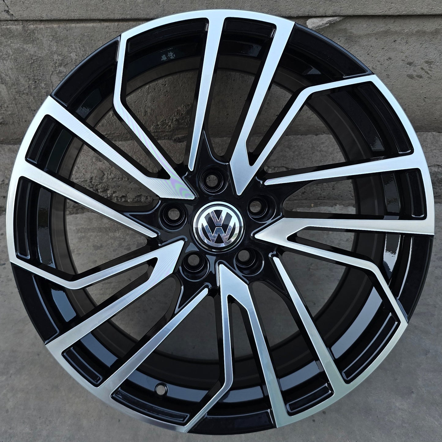 SET DE 4 LLANTAS VOLKSWAGEN *. Aro 19 - 5x112. Color Cromado Fondo Negro. (6135)